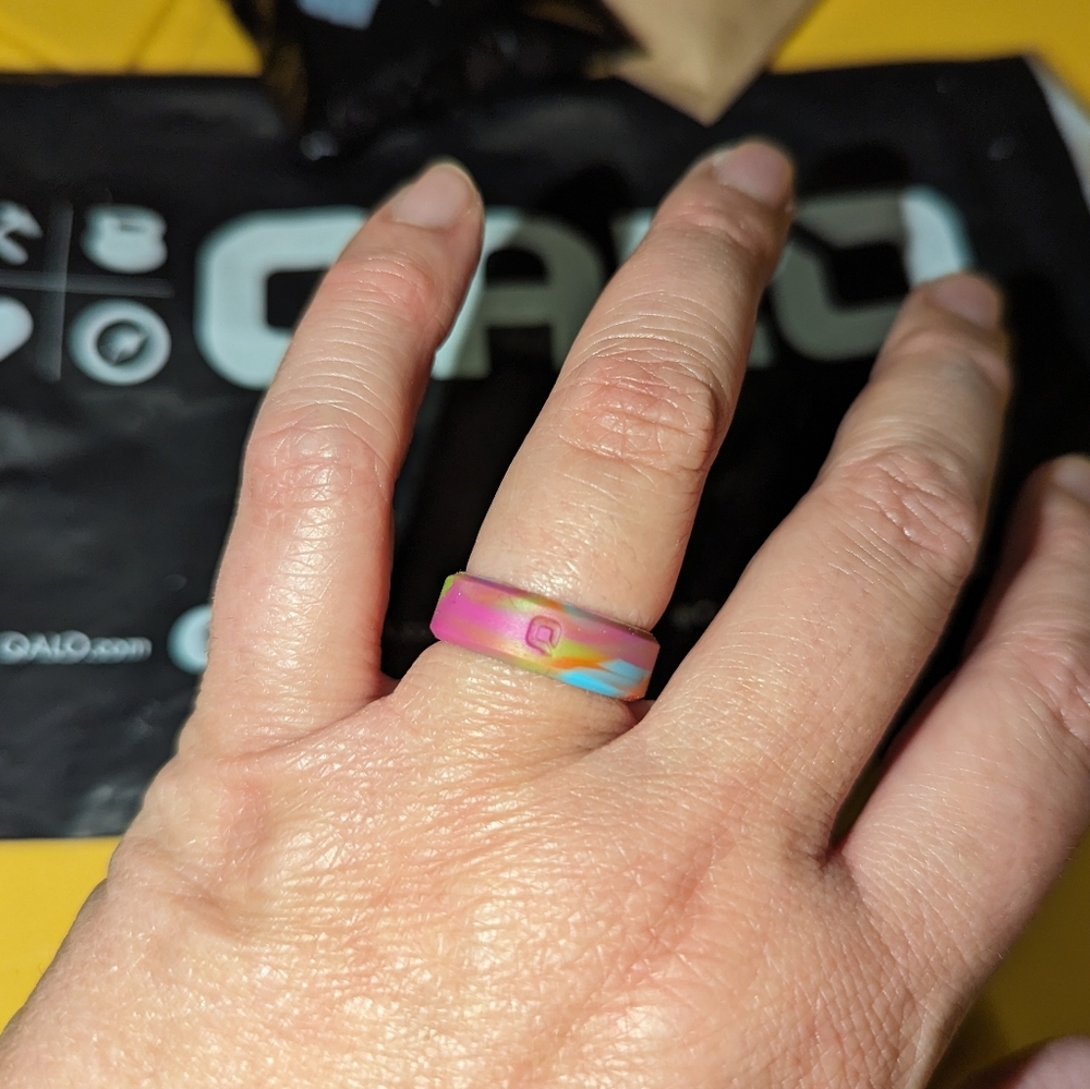 Unisex Modern Silicone Ring in multi color, size 8, white bag - Picture 3 of 3